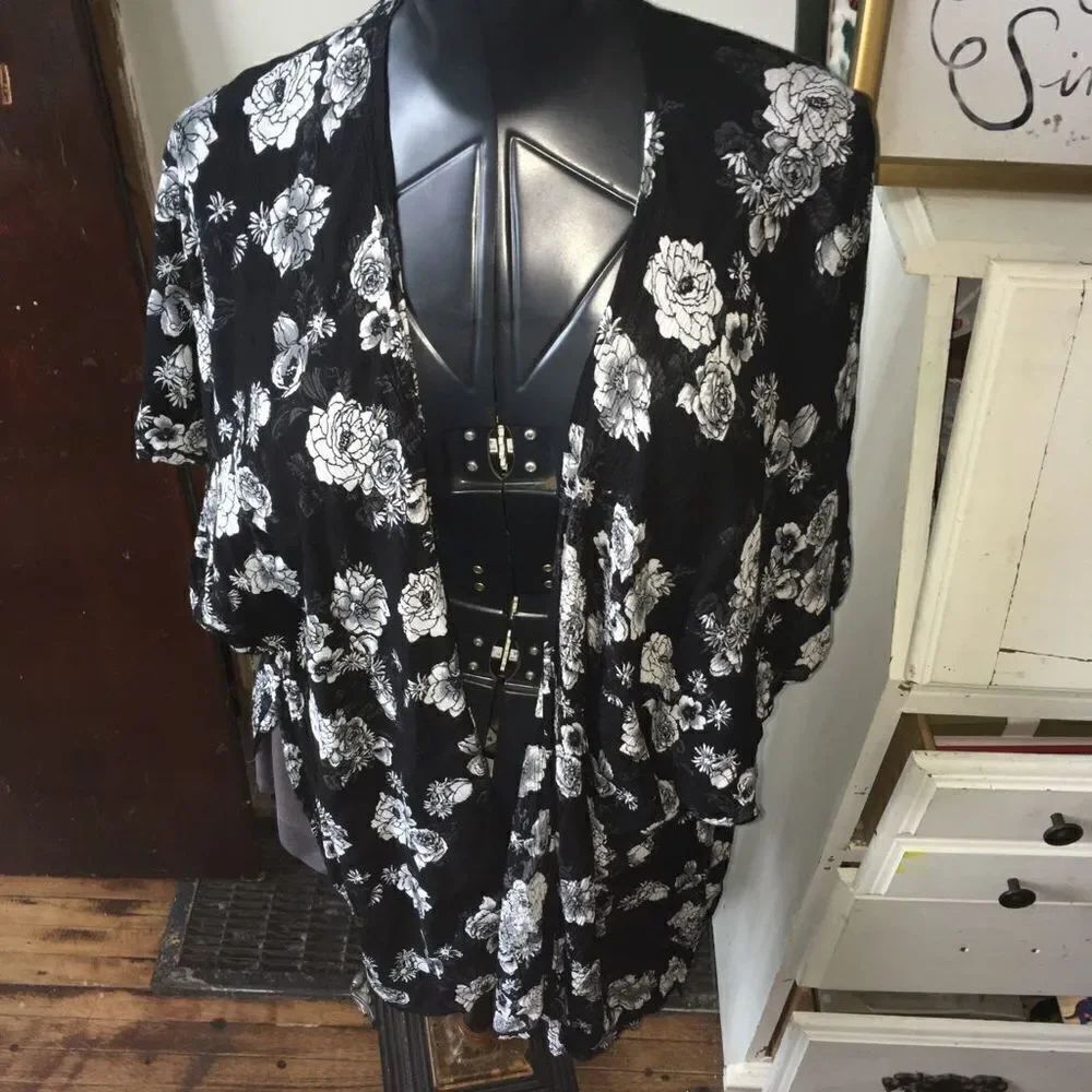 LIFE Love is for Eternity M black and white rose coverup kimono